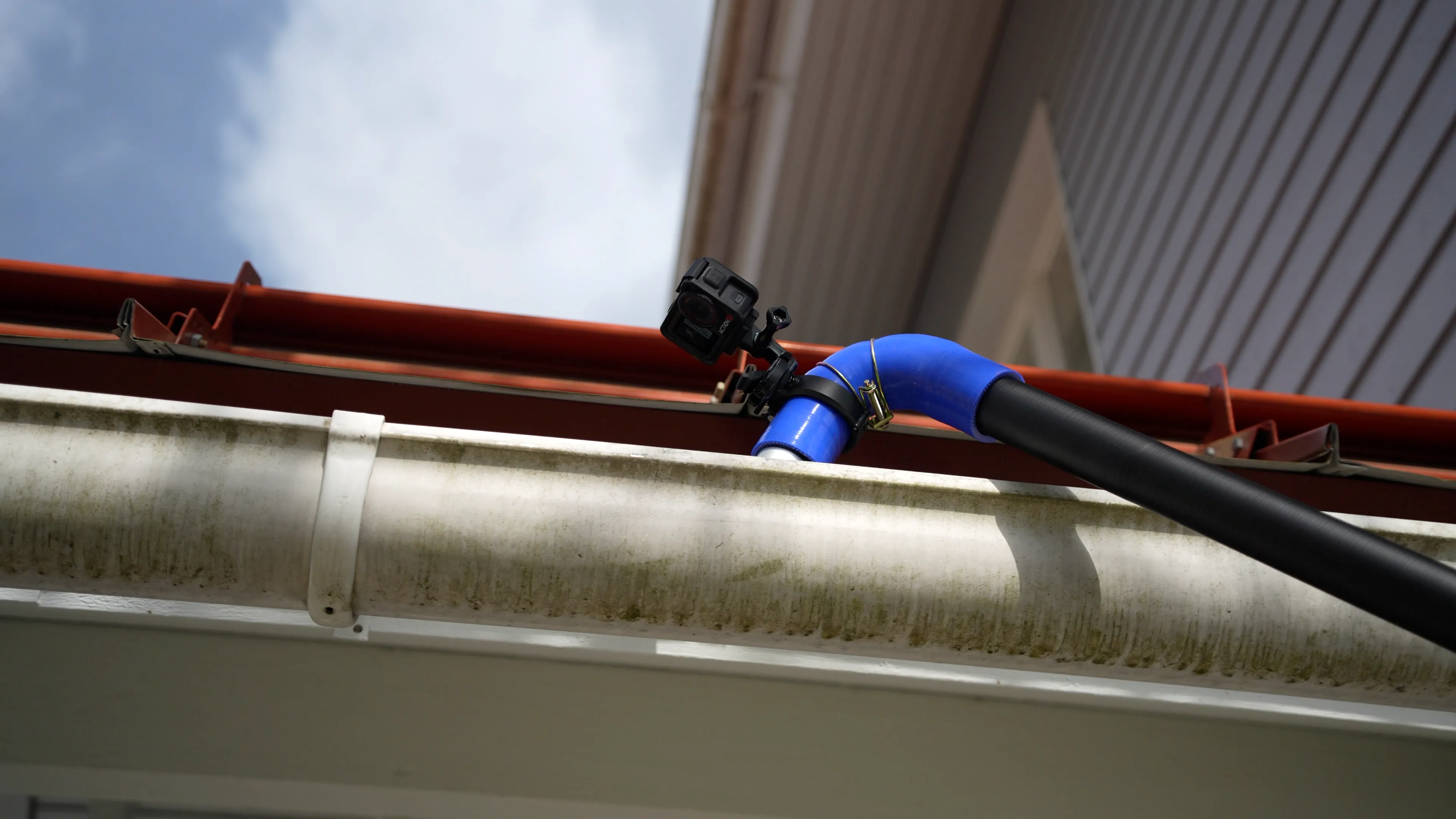 Ränni-imuri puhdistamassa sadevesikourua