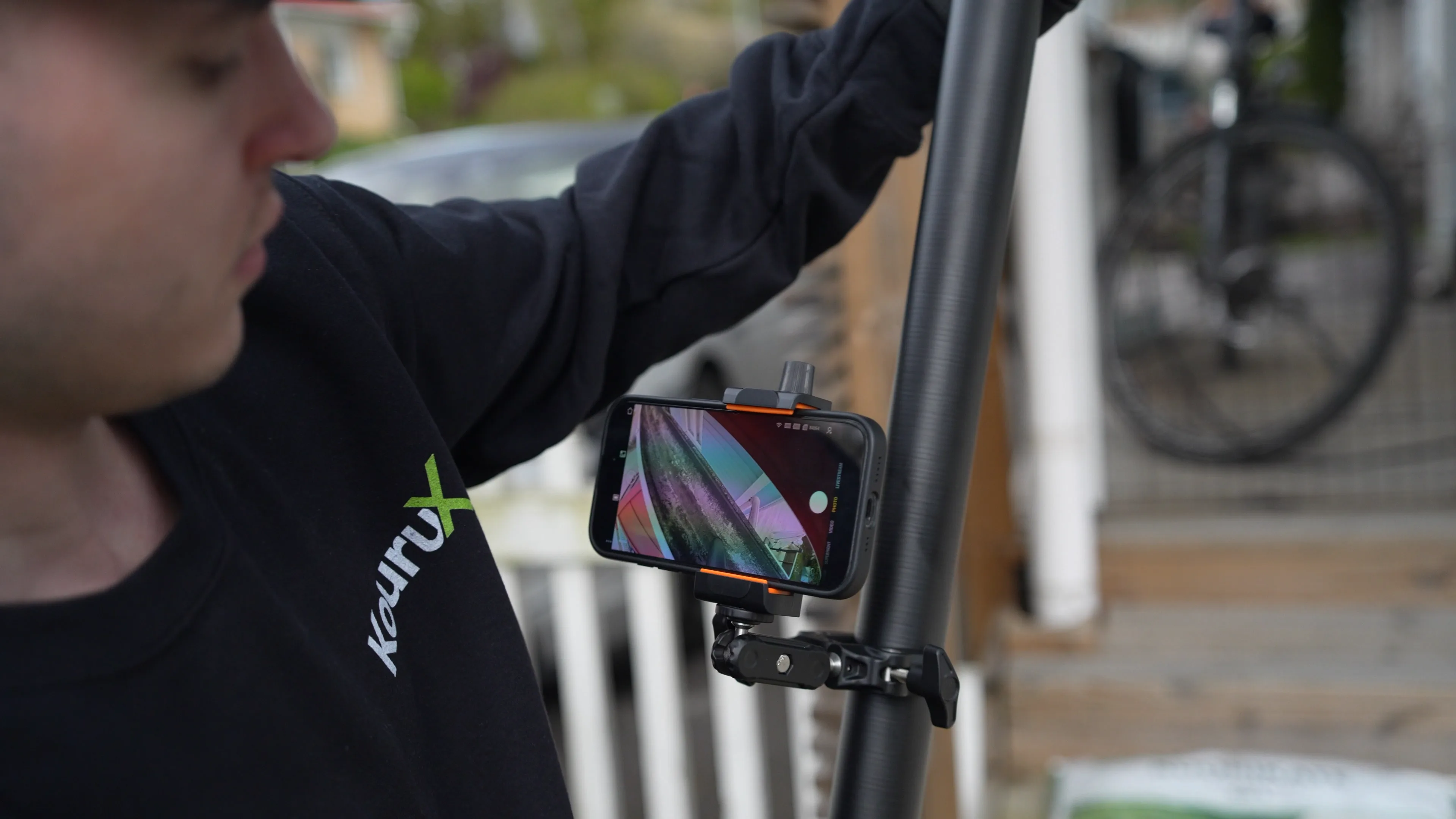 KouruX tekijä tarkastaa rännin kuntoa kameralla