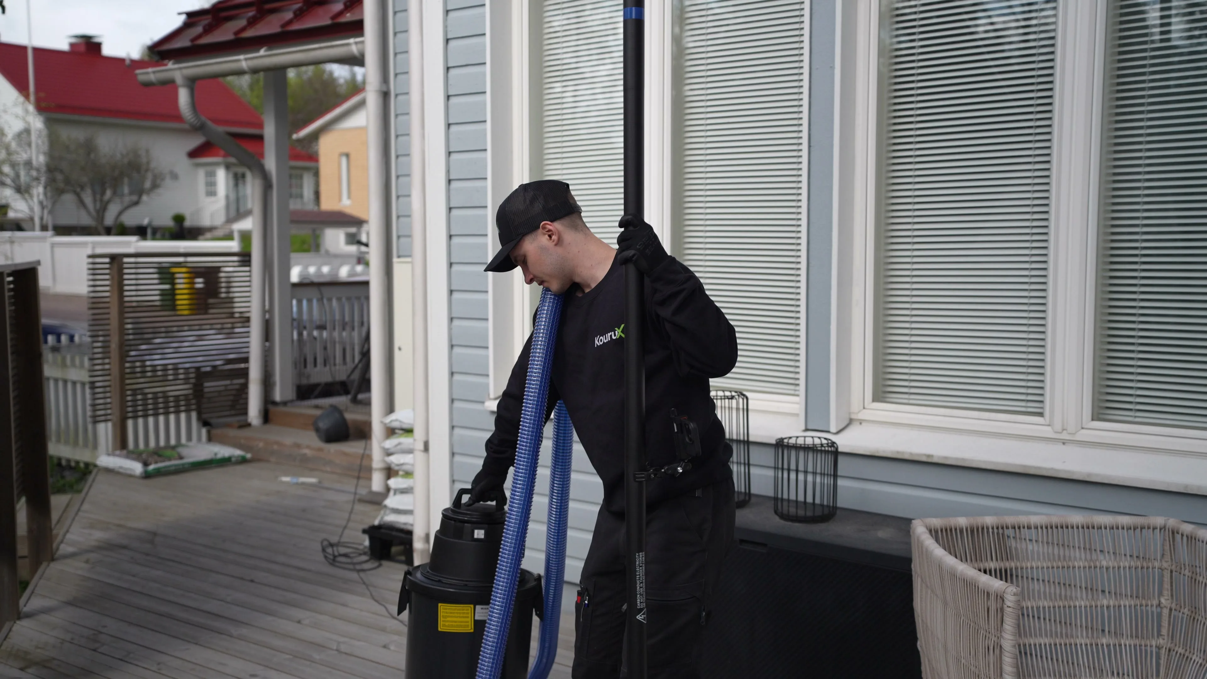 KouruX tekijä kantaa ammattikalustoa kohteelle